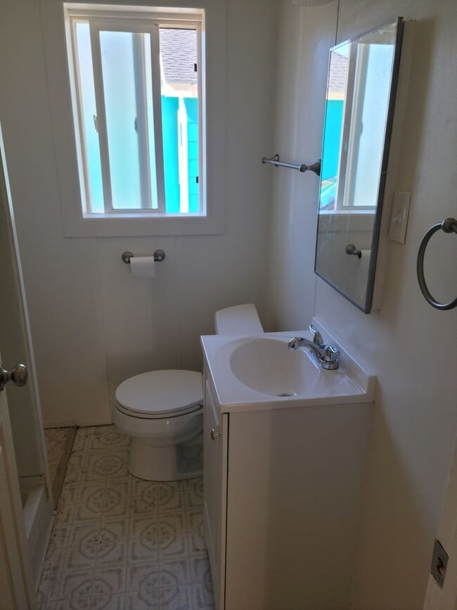 Building Photo - 3 bedroom, 1 bath in town