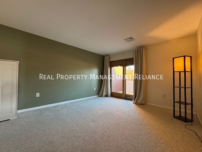 Building Photo - 20 Central St