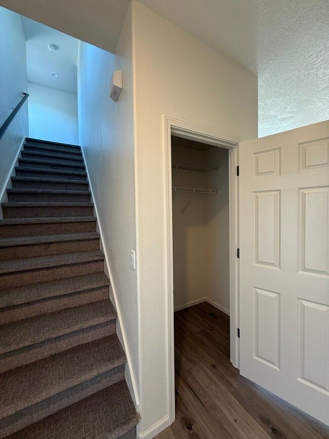 Building Photo - Freshly Updated Four Bedroom