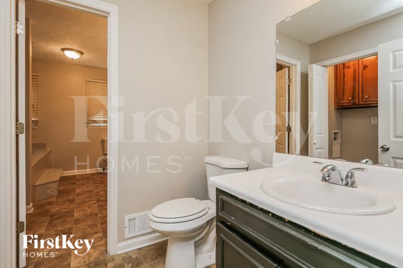 Building Photo - 221 Cherokee Springs Way