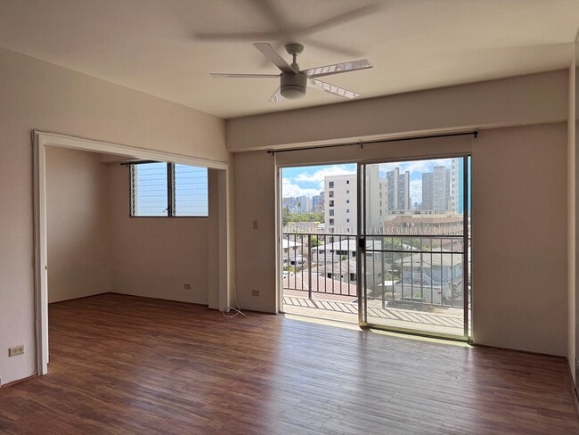 Building Photo - 2 Bed/2 Bath/W Den/1 parking - Near to Kap...
