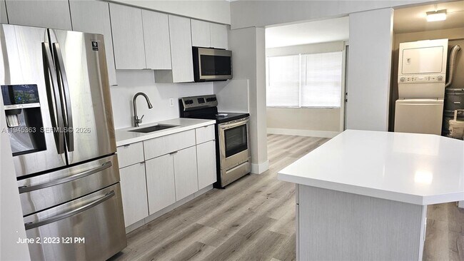 Building Photo - 626 S 28th Ave