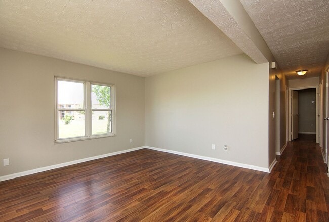 Building Photo - Parkridge Court Apartments - Newly Renovated - Washer & Dryer Hookups