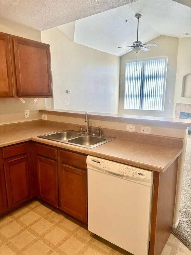 Building Photo - $500 OFF YOUR FIRST MONTHS RENT! Don't Miss This 3BR/ 2BA Condo with 1 car garage @ Creek Side In...