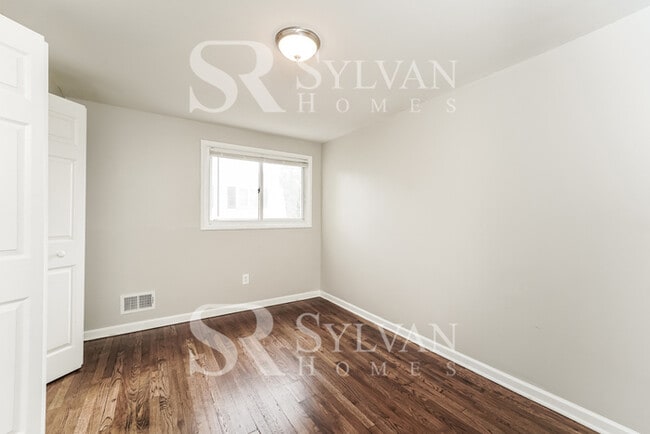 Building Photo - This inviting 4 bedroom 2 bathroom home is...