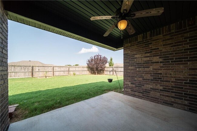 Building Photo - 704 SW Cabriolet St