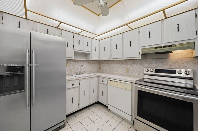 Building Photo - 100 Bayview Dr
