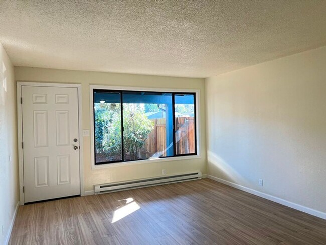 Building Photo - 2Bd/1Ba Single Story Apartment Unit - Move...