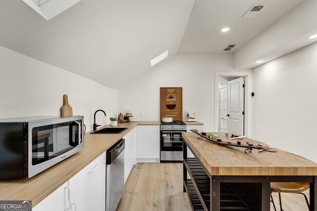 Building Photo - 901 Argonne Ave NE