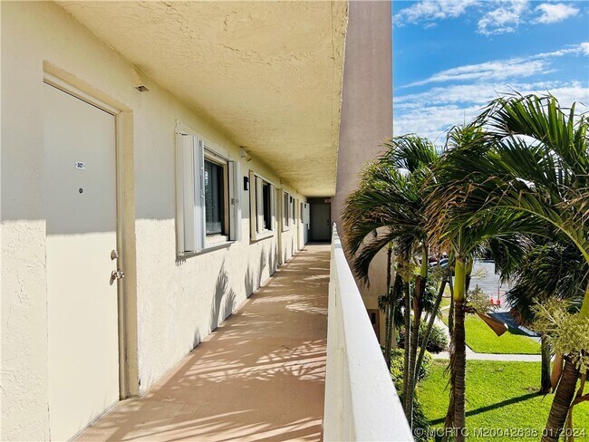 Building Photo - 10102 S Ocean Dr