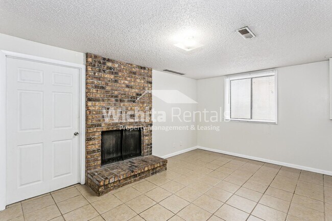 Building Photo - 2303 S White Oak Dr