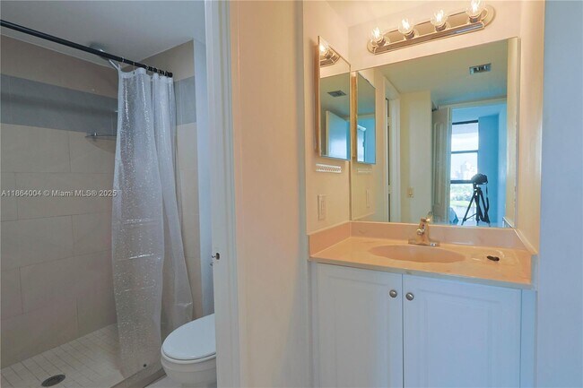 Building Photo - 3701 N Country Club Dr