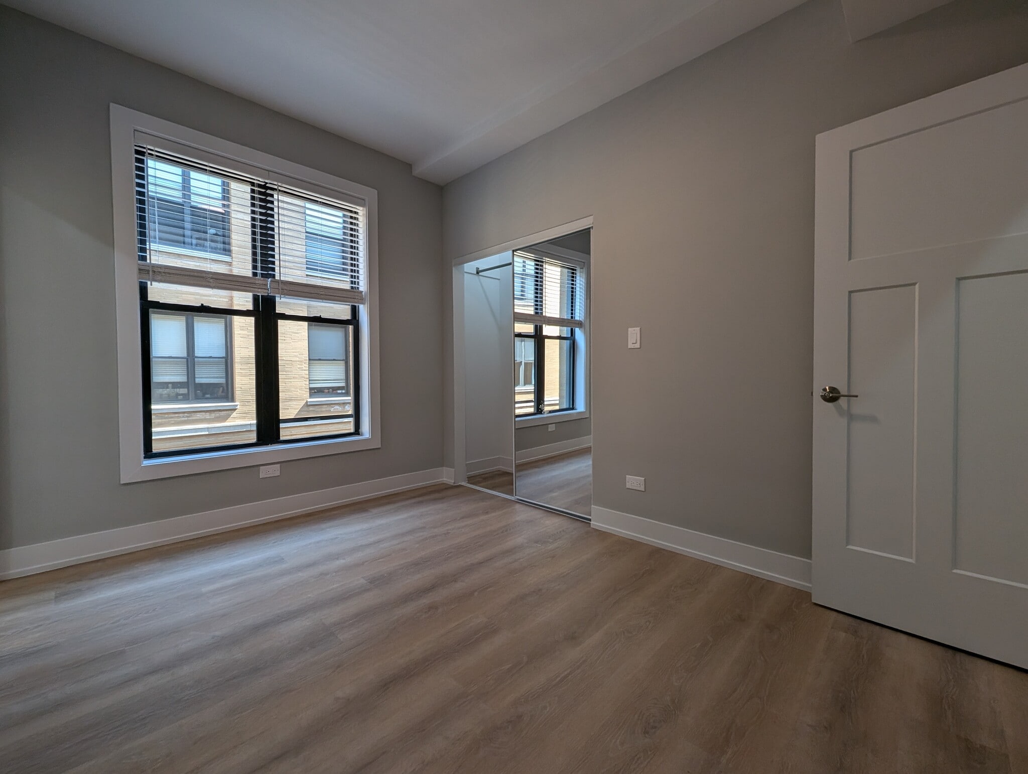 Building Photo - 423 W Belden Ave