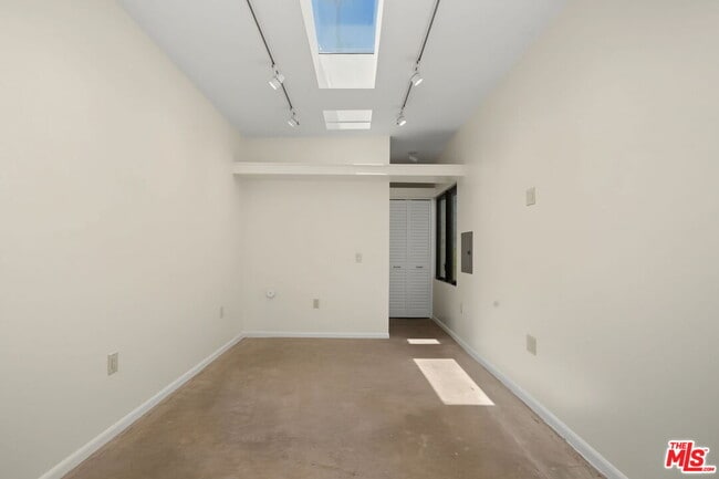 Building Photo - 9001 Rosewood Ave