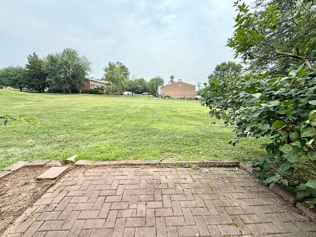 Building Photo - Three bedroom townhouse in beautiful Whitp...