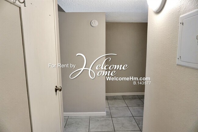 Building Photo - Convenient & Cozy Ground Level Condo Near ...