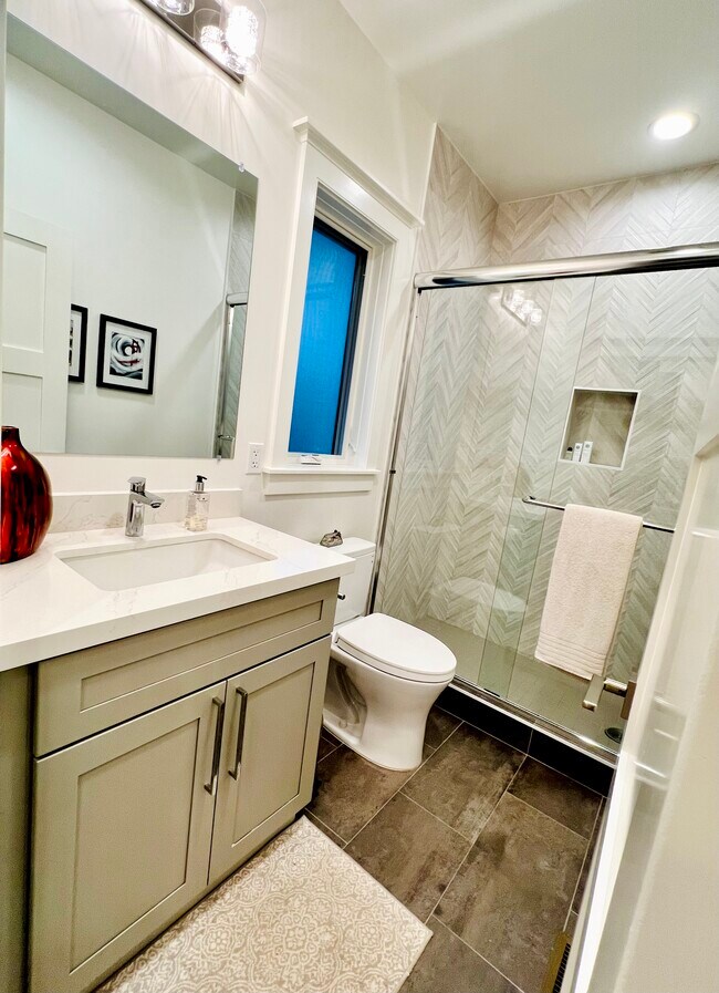 Separate bathroom - 4206 Pomona Ave