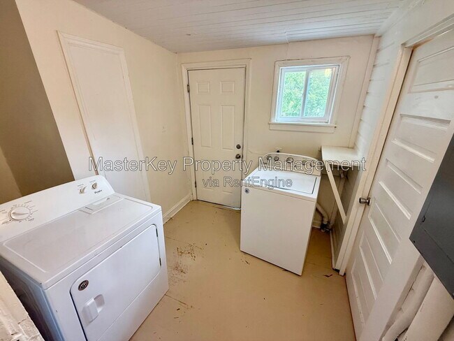 Building Photo - 302 Raynor St