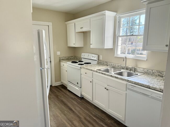 Building Photo - 214 Beechwood Cir