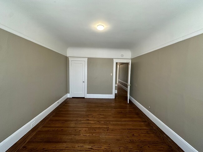 Building Photo - Rare 4BR Upstairs Gem – Light-Filled & Ove...