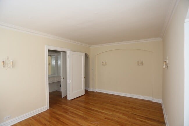 Building Photo - 533 W Roscoe St