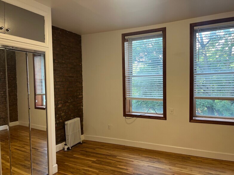 Large Bedroom w/mirrored closets - 764 Washington Ave