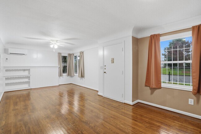 Building Photo - Fully Remodeled Beauty with Hardwood Floors in Prime SE Location