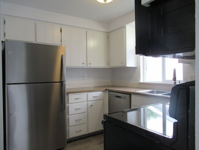 Building Photo - APPROVED APPLICATION - Charming 2 bedroom,...