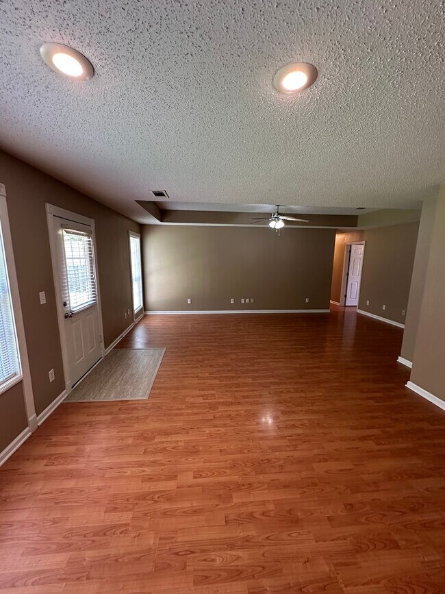 Building Photo - 250 Hunters Run