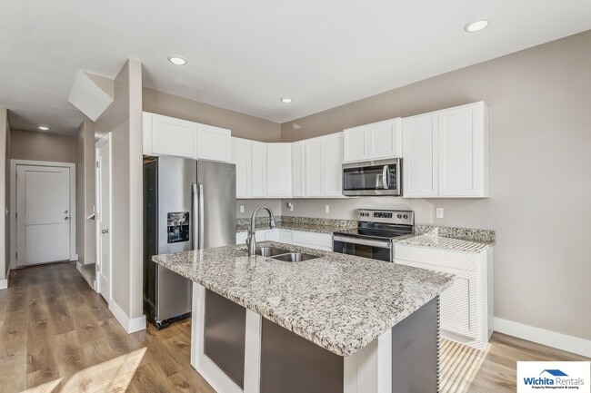 Building Photo - Newer 4 bedroom, 2.5 bath duplex NE Wichita