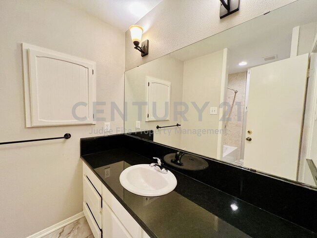 Building Photo - Mid-Century, Modern 3/2/2 with Designer Updates in Fort Worth For Rent!