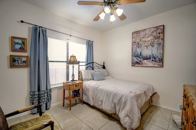 Building Photo - 719 Oak Hollow Dr