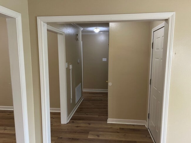 Building Photo - Charming 3 Bed 2 Bath Home