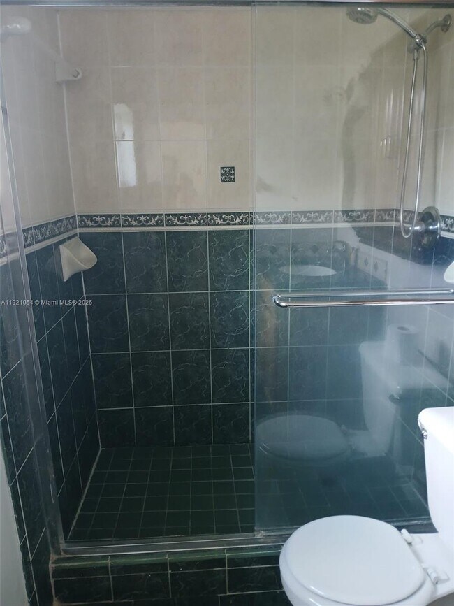 Building Photo - 5550 Lakewood Cir S