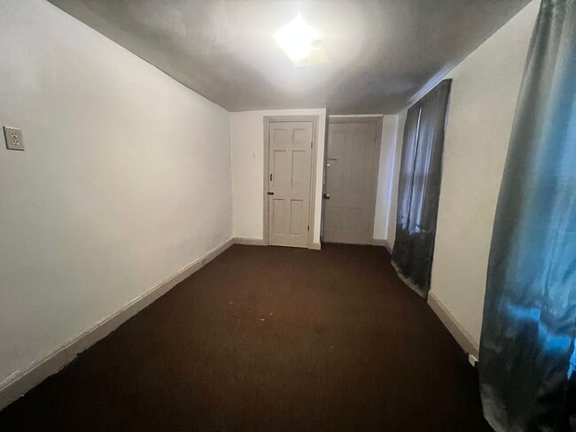 Building Photo - 2-bedroom, 1.5-bathroom home located in th...