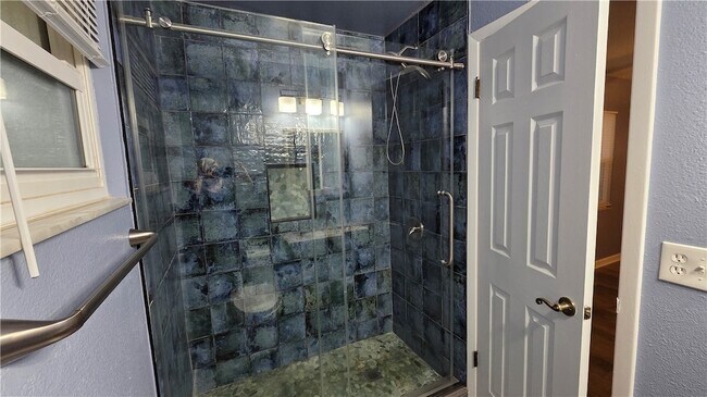 Building Photo - 426 Tulip Dr