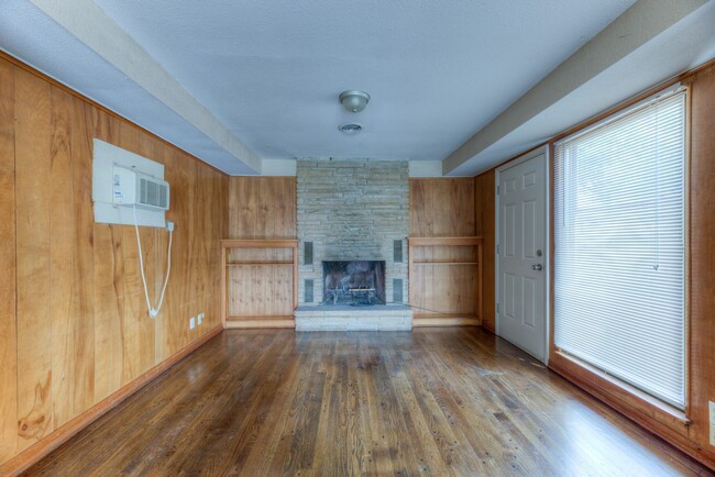 Building Photo - For Lease | Mid-town Tulsa | $1300 Rent