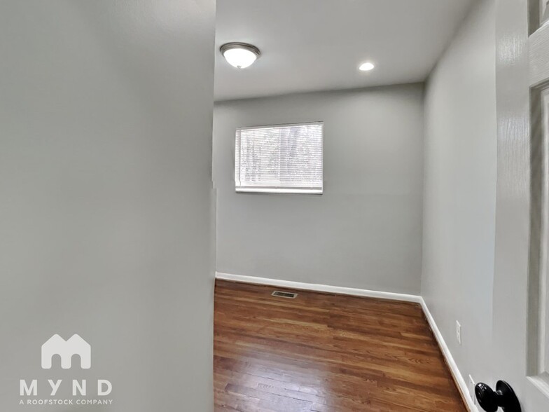 Building Photo - 212 7th Ave