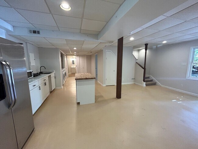 Building Photo - South AVL - 3/2 with Finished Basement!