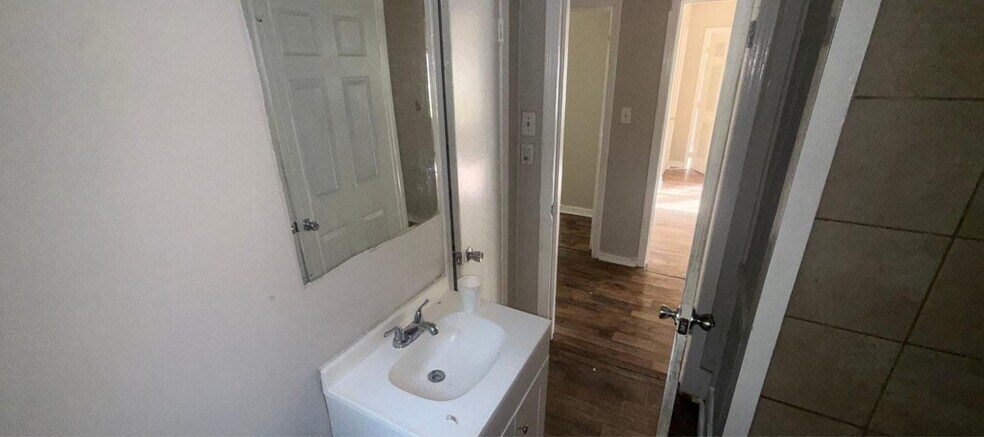 Building Photo - 314 Clubview Dr