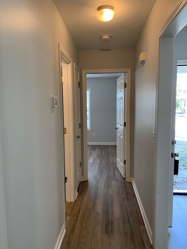 Building Photo - 3 Bedroom 2 Bath Renovated House Available Now on Park Avenue