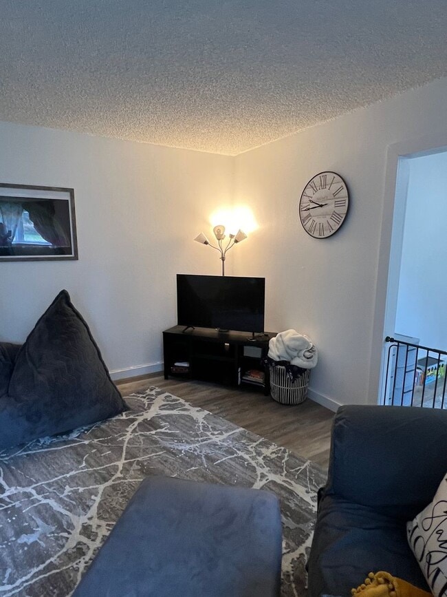 Building Photo - Duplex-Lower Unit in Aurora Subdivision-SPECIAL: $250.00 off first month's rent!