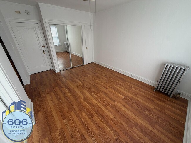 Building Photo - 1135 W Lunt Ave