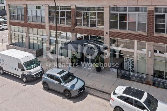 Building Photo - Downtown Luxury Condo Available!