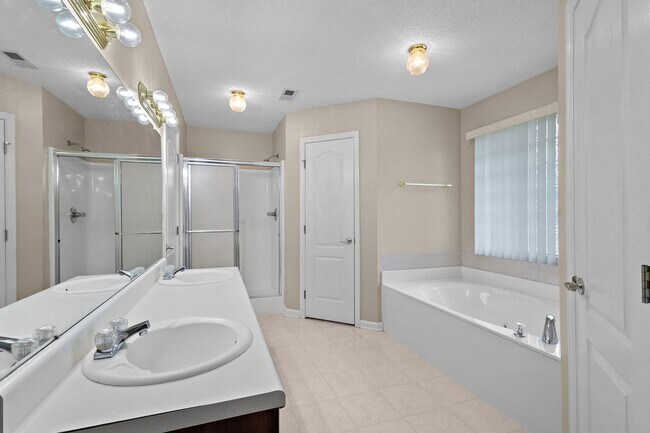 Building Photo - Large Home in Harvest