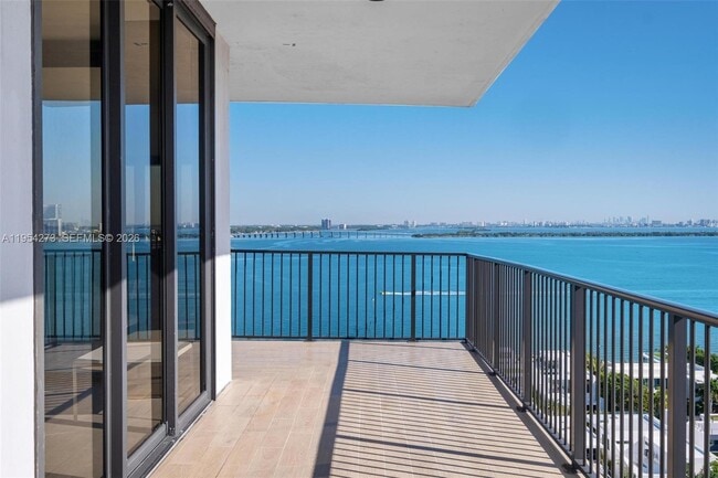 Building Photo - 1000 Venetian Way