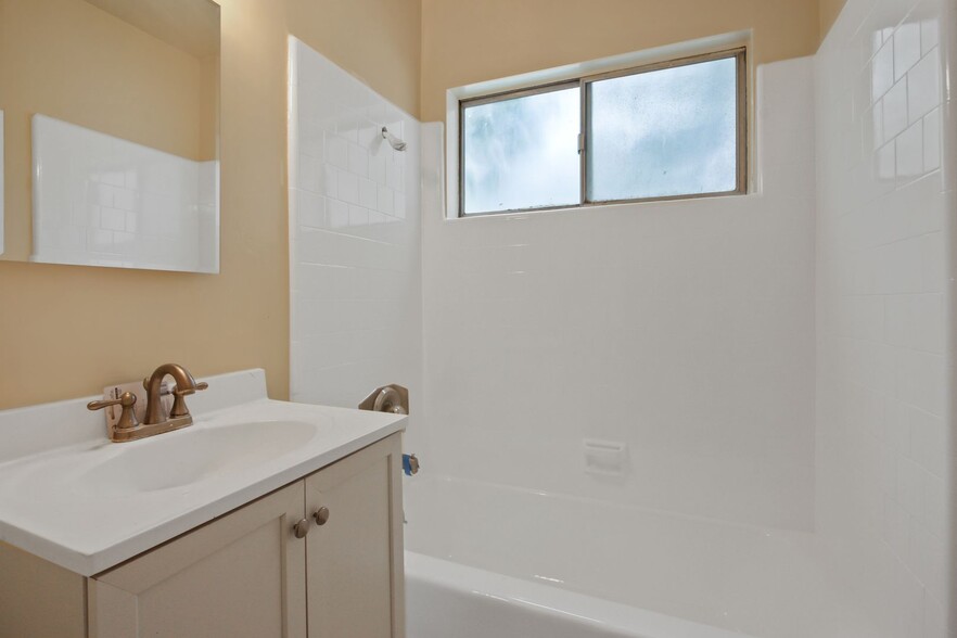 Building Photo - 2015-2019 4th Street in Santa Monica - ste...