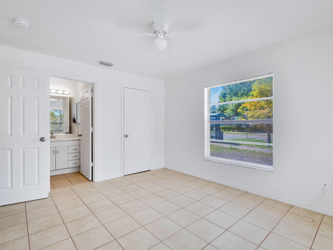 Master bedroom, with bath & walk in closet - 4834 Old Bradenton Rd