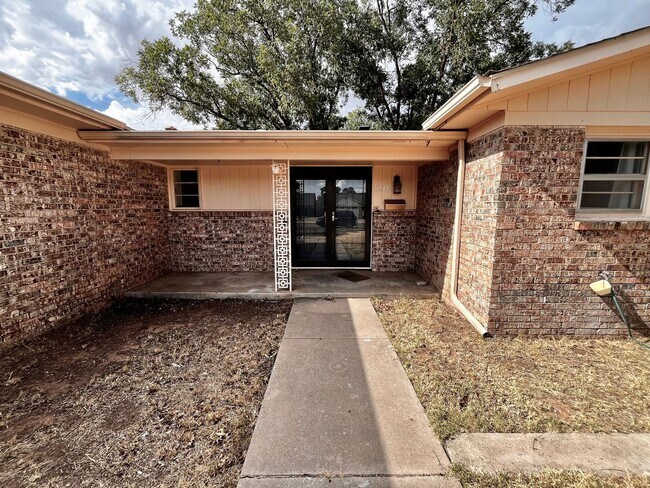 Building Photo - Amazing 4/2.5 in Prime Location! Minutes from Texas Tech and Hospitals!