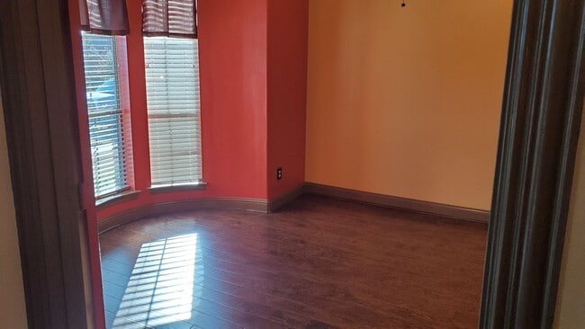 Building Photo - 1621 Colonial Dr